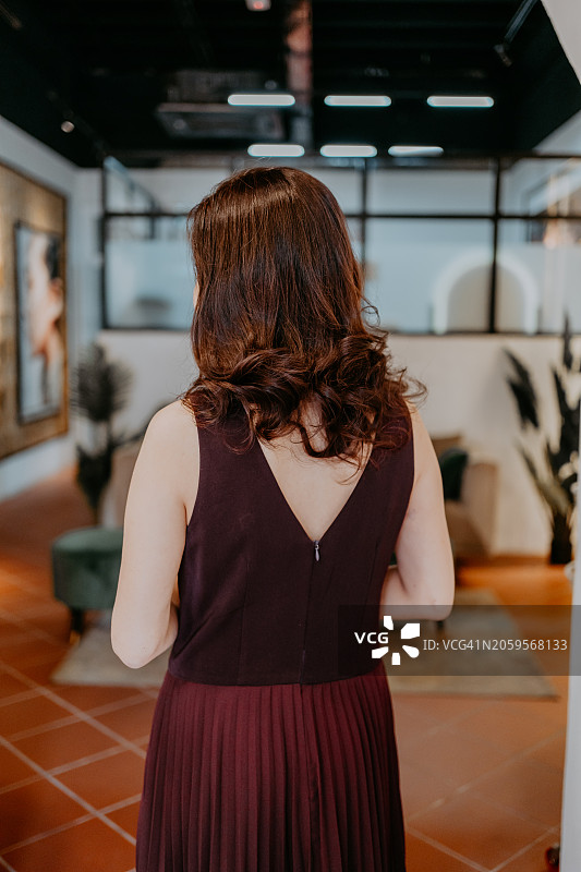 自信的亚洲女人摆姿势图片素材