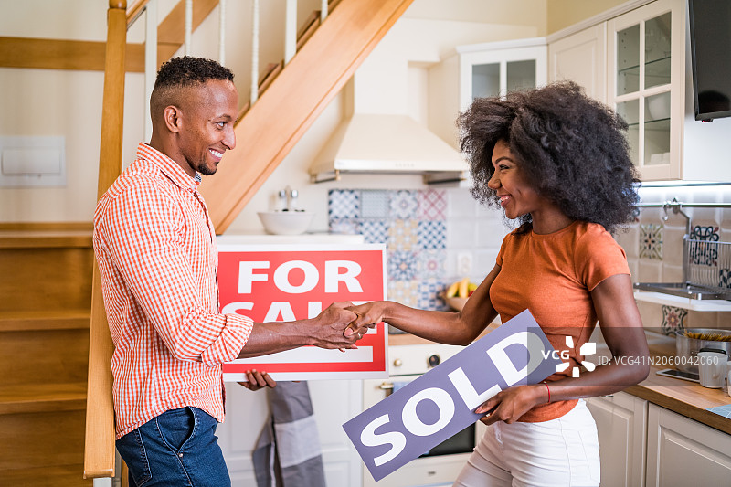 房产中介祝贺新房主购买新房图片素材