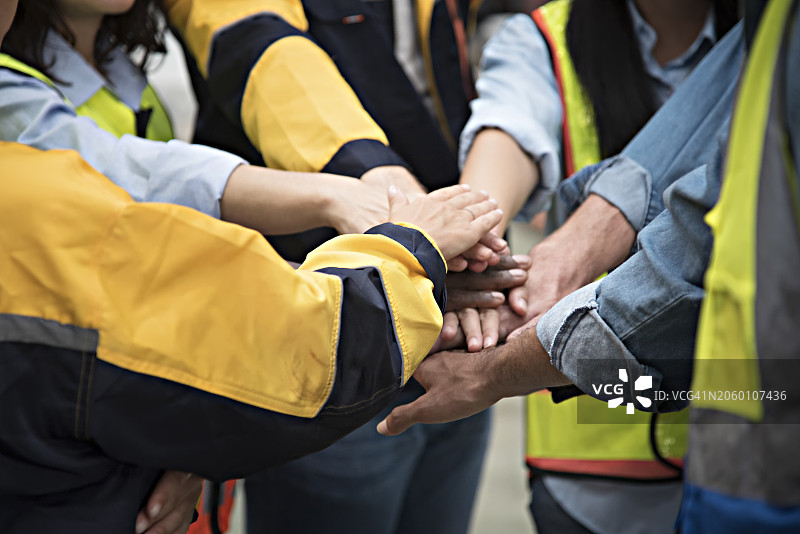一群工厂同事在开始工作前组队图片素材