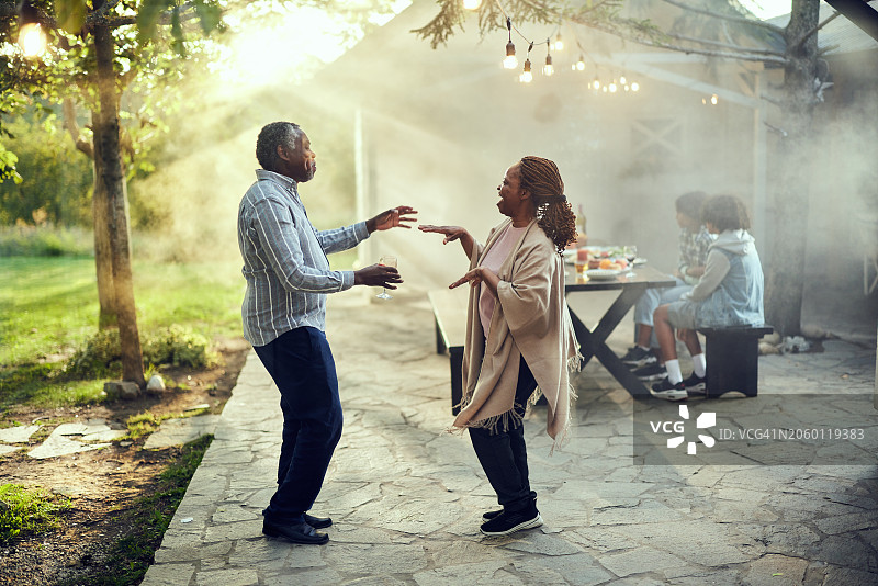 在后院的派对上跳舞！图片素材