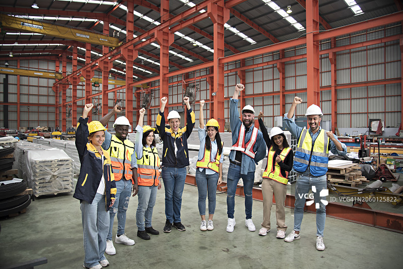 开始工作前欢呼雀跃的一群教职工图片素材