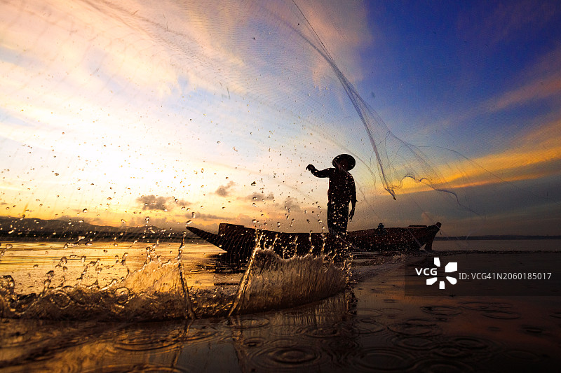 清晨钓鱼的渔夫图片素材