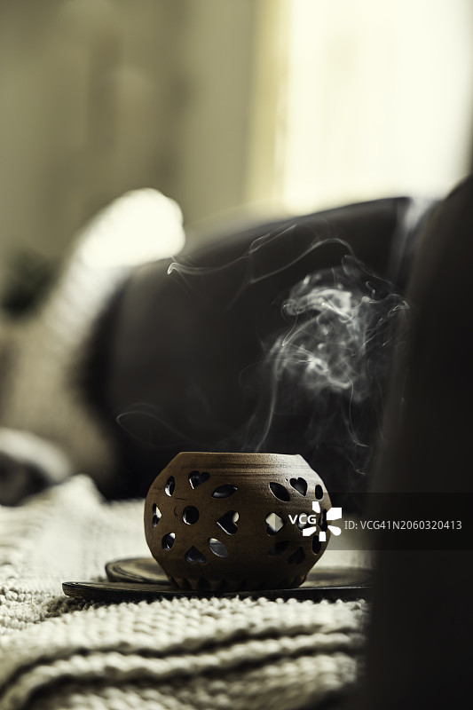 客厅沙发上摆放的现代装饰香薰蜡烛图片素材