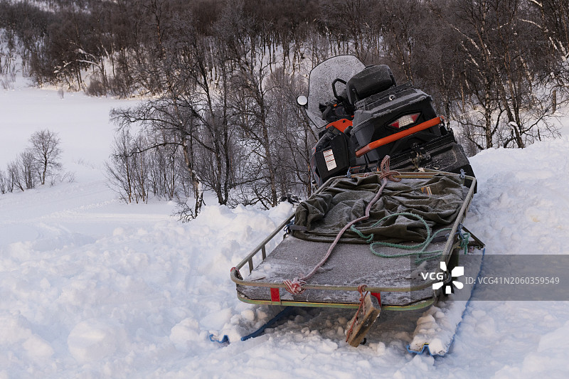 停在雪景中的雪地车图片素材