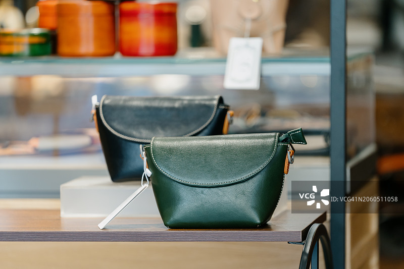 商店里的手工皮包图片素材