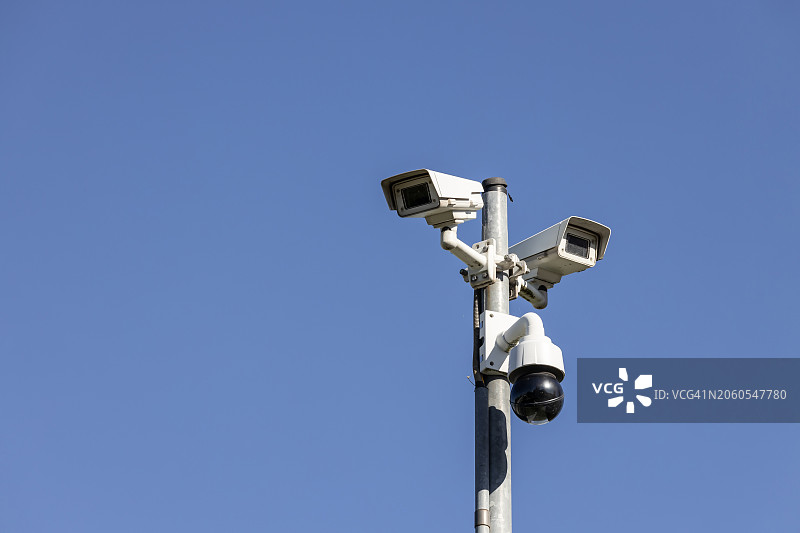 蓝天下的监控摄像头图片素材