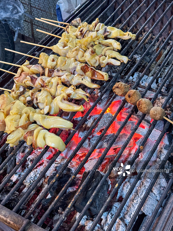 炉子上烤鱿鱼图片素材