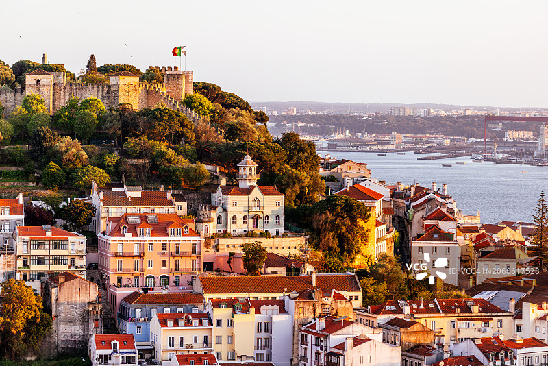 日落时分的里斯本天际线与圣乔治城堡，葡萄牙图片素材