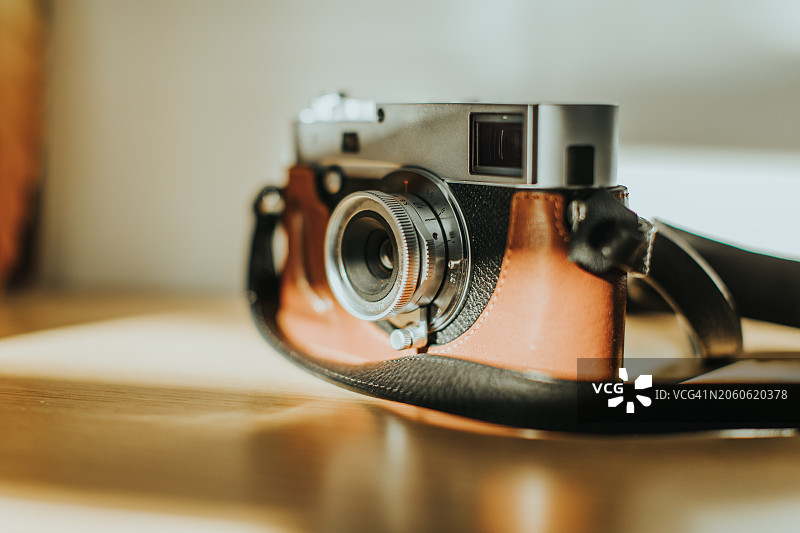 窗户上的复古相机图片素材
