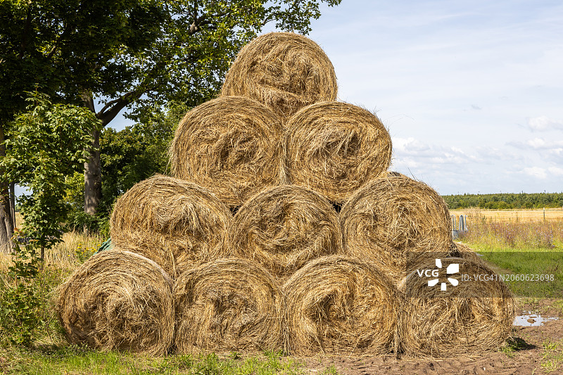 堆叠的稻草捆图片素材