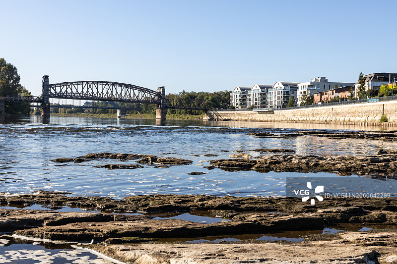 马格德堡低潮时风光：易北河畔的历史吊桥与住宅楼（德国萨克森-安哈尔特州马格德堡）图片素材