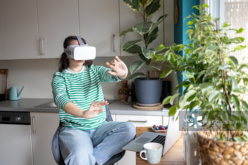 戴VR眼镜的年轻女性的兴奋肖像图片素材