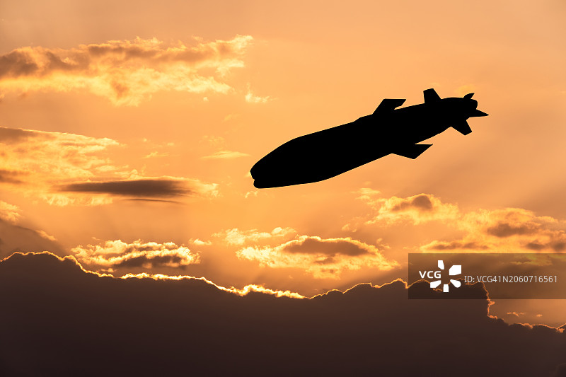 日落天空下的巡航导弹图片素材