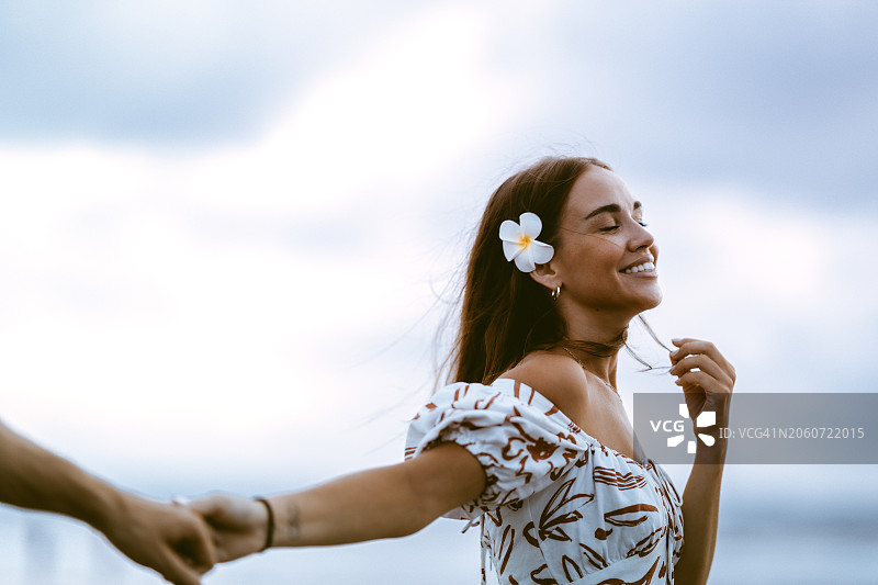 蜜月夫妇漫步巴厘岛双六海滩图片素材