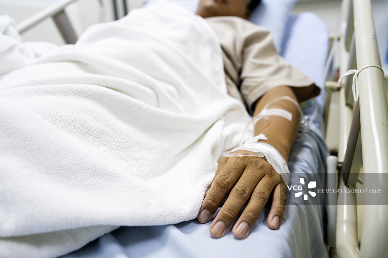 在医院生病的亚洲男子图片素材