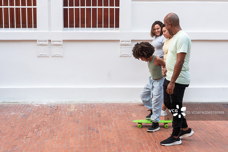 家庭滑板冒险之旅图片素材