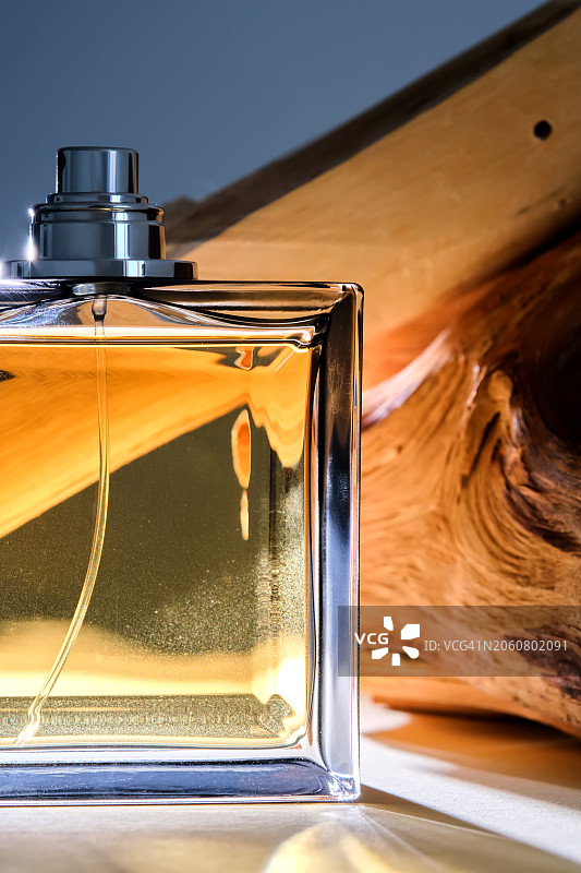 木制装饰桌上的香水瓶图片素材