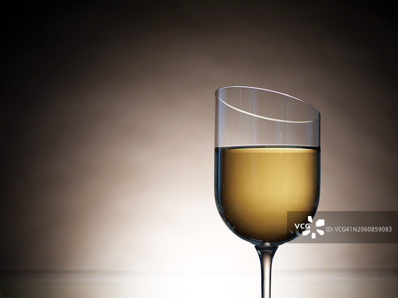 巴黎白葡萄酒杯特写，光影效果，影棚拍摄图片素材