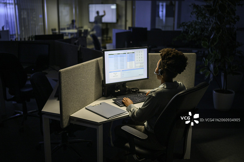 使用电脑的女商人图片素材