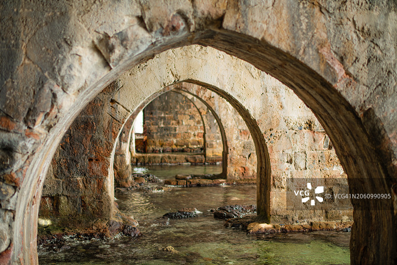 土耳其阿拉尼亚城堡的旧船厂图片素材