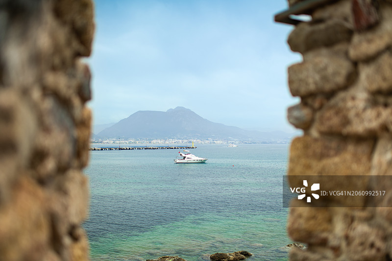 从土耳其阿拉尼亚城堡的旧墙看大海和帆船图片素材