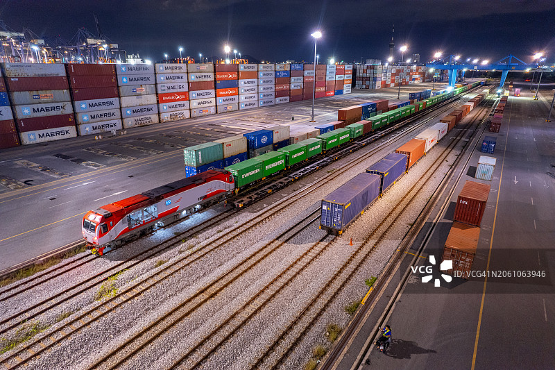 港口货运列车集装箱装载图片素材
