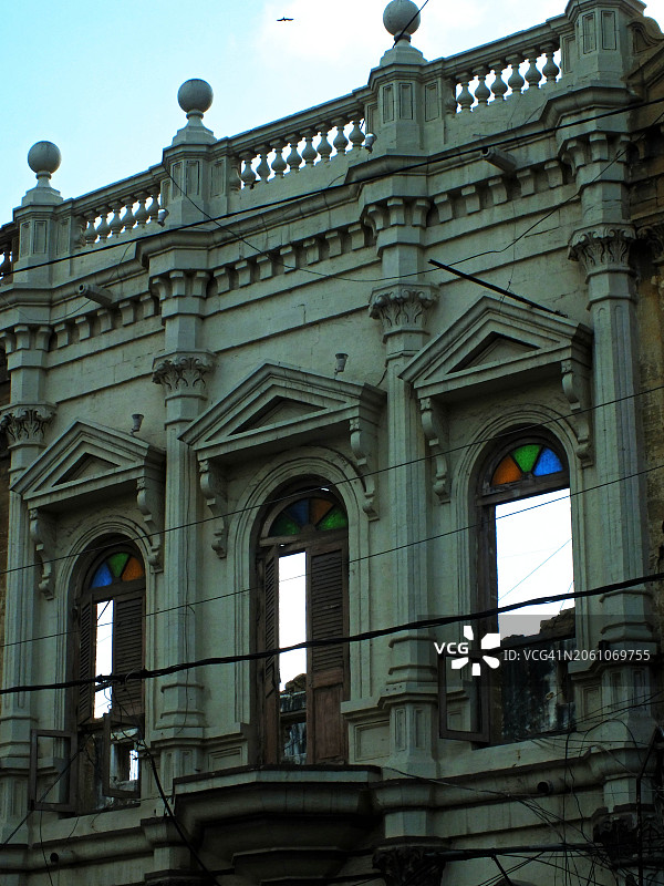 人们和车辆穿过宰布尼萨大街图片素材