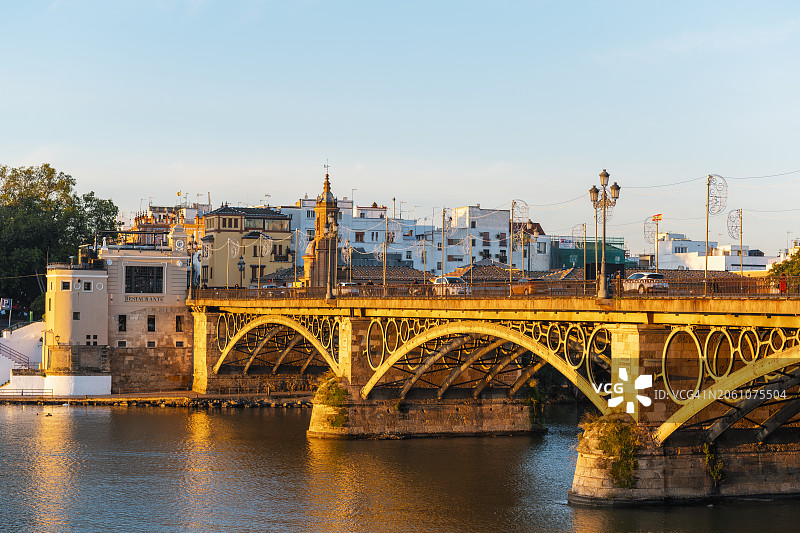 西班牙塞维利亚瓜达尔基维尔河上的特里亚纳桥图片素材