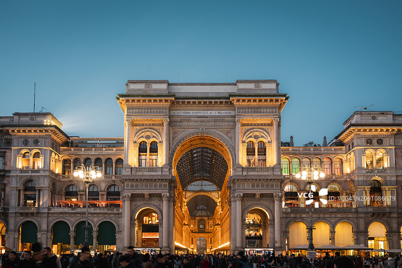 意大利米兰埃马努埃莱二世长廊的建筑正面图片素材