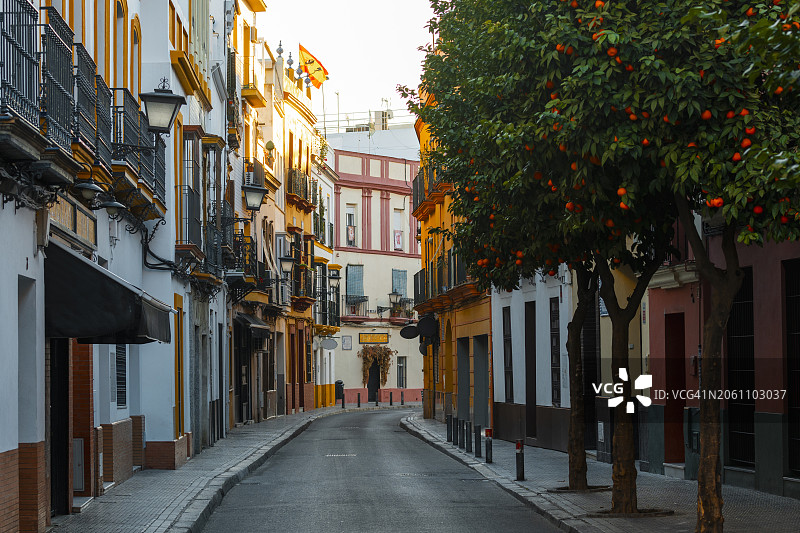 西班牙塞维利亚特里亚纳老城区城市街道图片素材