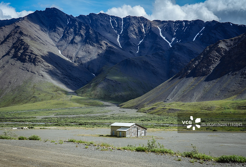 荒野中的孤独小屋图片素材