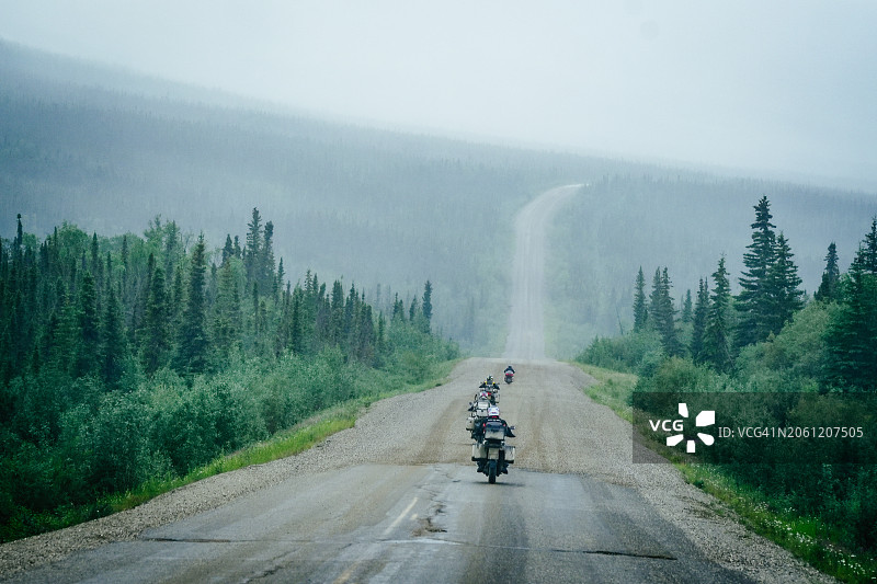 在阿拉斯加的土路上骑行图片素材