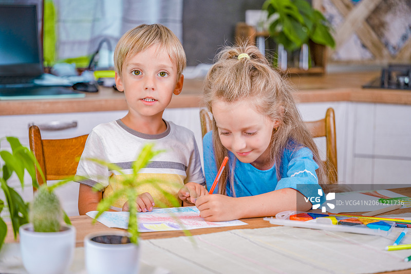 女孩和男孩用彩色铅笔绘画图片素材