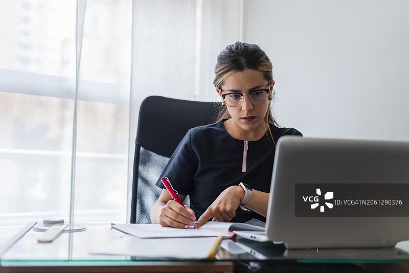 健身房里的运动医生图片素材
