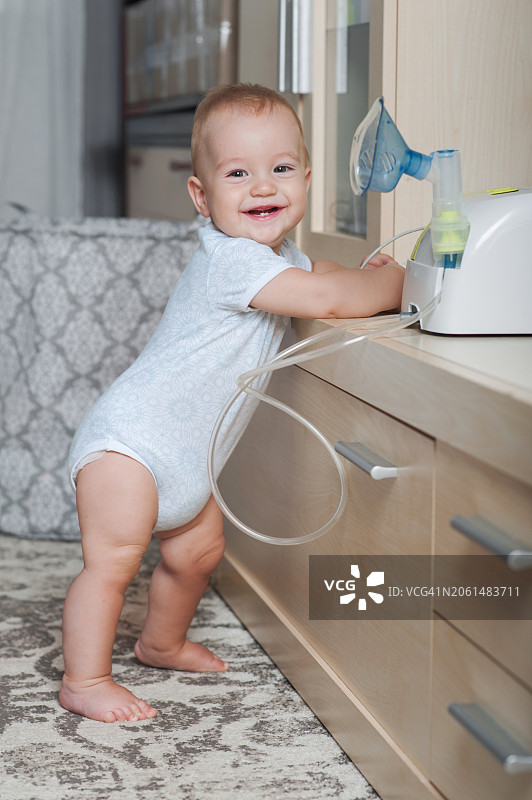 9个月大的婴儿和雾化器特写肖像图片素材