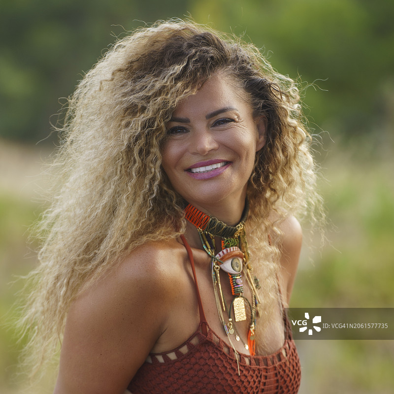 笑容满面的女性户外肖像图片素材