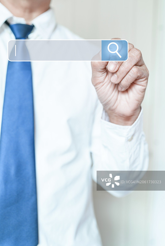 商人手指点击搜索图标栏，进行营销调查的搜索引擎优化图片素材
