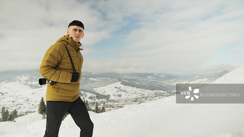 冬季的年轻男摄影师图片素材