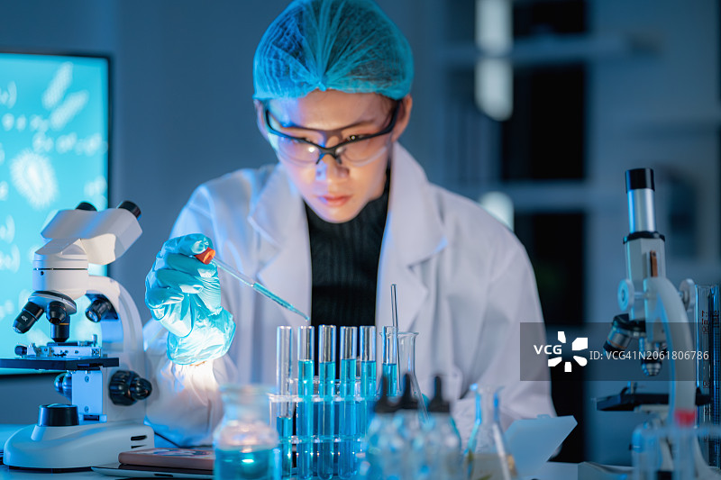 科学家在科学实验室研究大麻提取物溶液图片素材