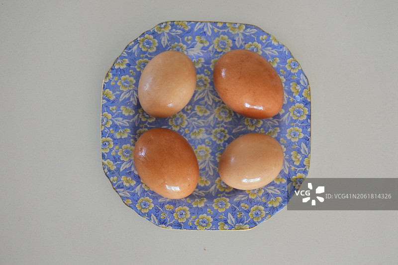 装饰盘里的四个煮鸡蛋图片素材