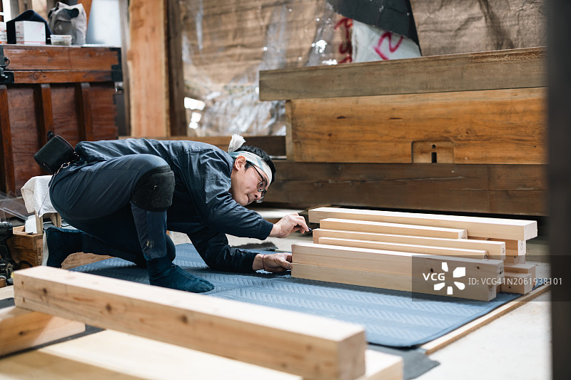 木工在车间生产建筑用木材部件图片素材