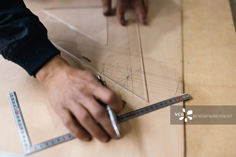 木工在车间生产建筑用木材部件图片素材