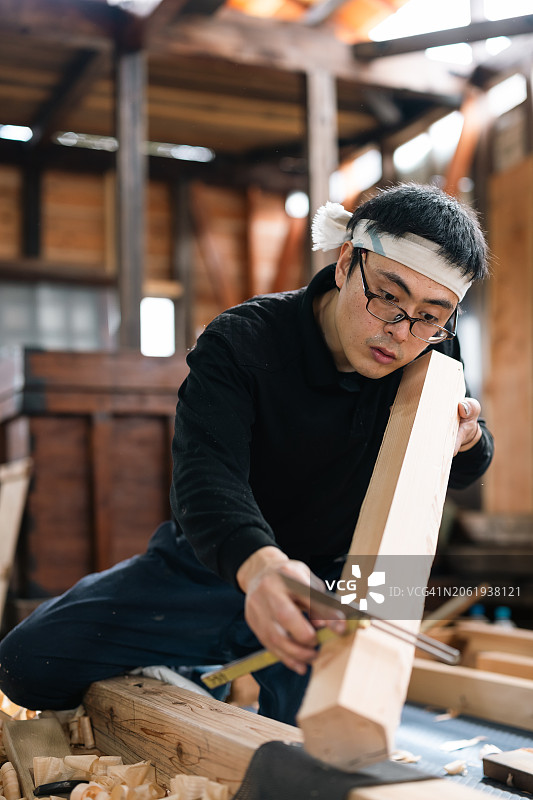 木工在车间生产建筑用木材部件图片素材