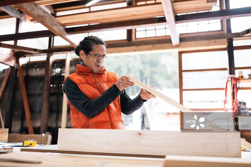 木工在车间生产建筑用木材部件图片素材