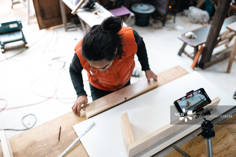 木工在车间生产建筑用木材部件图片素材