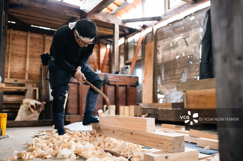 木工在车间生产建筑用木材部件图片素材