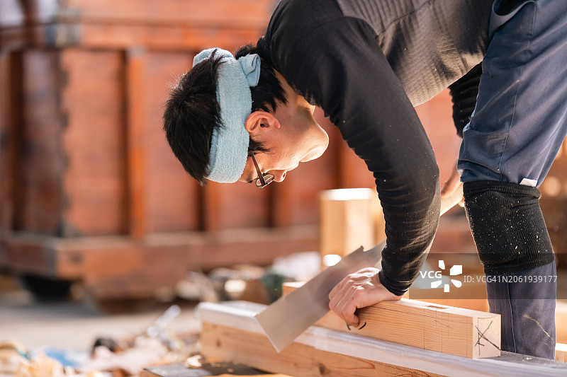 木工在车间生产建筑用木材部件图片素材