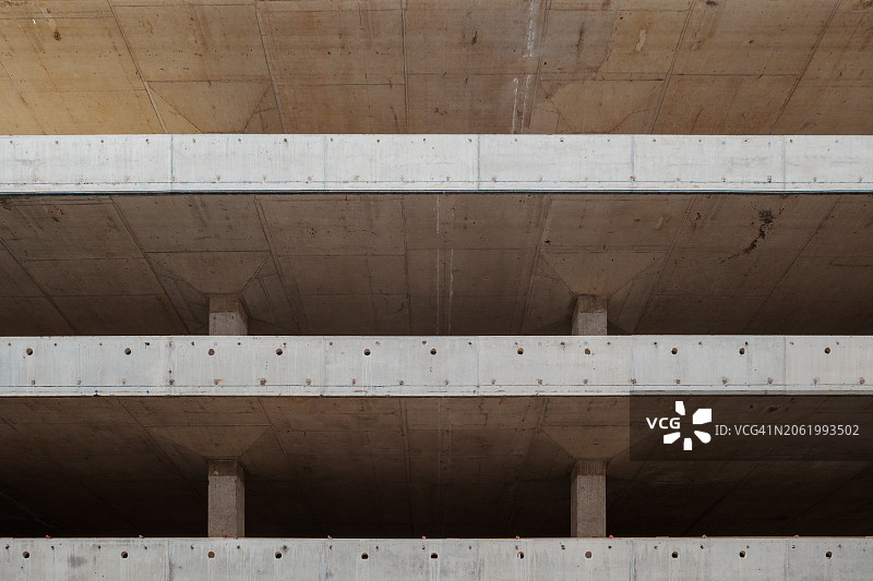 带有可见模板图案、孔洞和风化的混凝土原始纹理图片素材