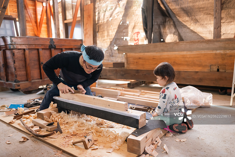 木匠和他的女儿在工作室工作图片素材
