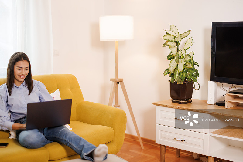 温馨的居家下午图片素材